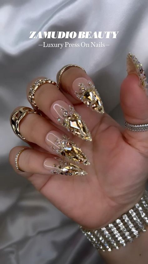 Gold bling blinglong stilettoluxurypress on nailsalso available in several other shapes and lengths💕 Bling Stiletto Nails, Beach Nails Art, Gold Stiletto Nails, Bedazzled Nails, Ongles Bling Bling, Spring Nail Ideas, Bridal Nail, Gold Acrylic Nails, 2023 Nail