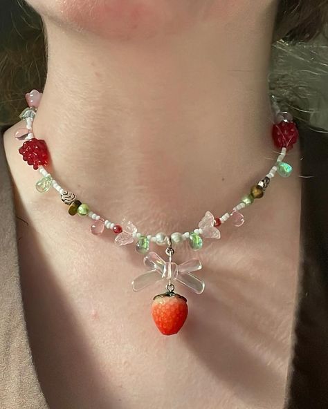 Sweet strawberries choker (adjustable) $35.00 Now available 🍓☘️🤍✨ #strawberry #strawberryshortcake #berry #berries #green #pink #pinkaesthetic #fairy #fairies #teardrop #teardrops #gemstones #gemstonejewelry #literature #dragons #dragon #greekmythology #beadsjewelry #cottagecore #fairycore #smallbusiness #smallbusinessowner #smallbusinesssupport #flowers #flower #flowerjewellery Plan Rathavit, Strawberry Necklace, Deja Vu, Beads Diy, Fairy Grunge, Handmade Bracelet, Flower Jewellery, Strawberry Shortcake, Diy Beads