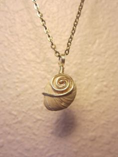 simpler but still beautiful Shell Wire Wrapped Jewelry, Shell Wire Wrap, Wire Wrapped Shell Jewelry, Swirly Jewelry, Note Inspiration, Spiral Shell, Sea Jewelry, Bijoux Fil Aluminium, Seashell Jewelry