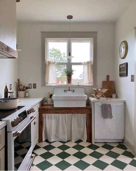 Dark Painted Ceiling, Harlequin Tile, Scroll Stoppers, Harlequin Floors, Ideas Cuarto, Liz Marie, Dark Countertops, Liz Marie Blog, Cozy Kitchen