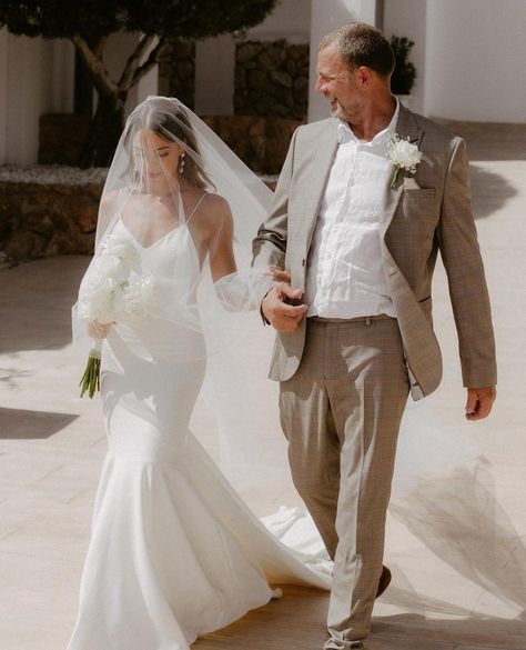 Grace Loves Lace | Sustainable Bridal (@grace_loves_lace) • Instagram photos and videos Long Wedding Veils Over Face, Clo Crepe, Veil Lengths, Veil Over Face, Veil With Blusher, Simple Veil, Bridal Hair Down, Tulle Wedding Veil, Long Veil Wedding