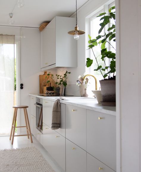 Cottage Kitchen Renovation, Swedish Kitchen, My Scandinavian Home, Swedish Cottage, Decor Ikea, Cottage Kitchens, Carlo Scarpa, Cottage Bedroom, Summer Cottage