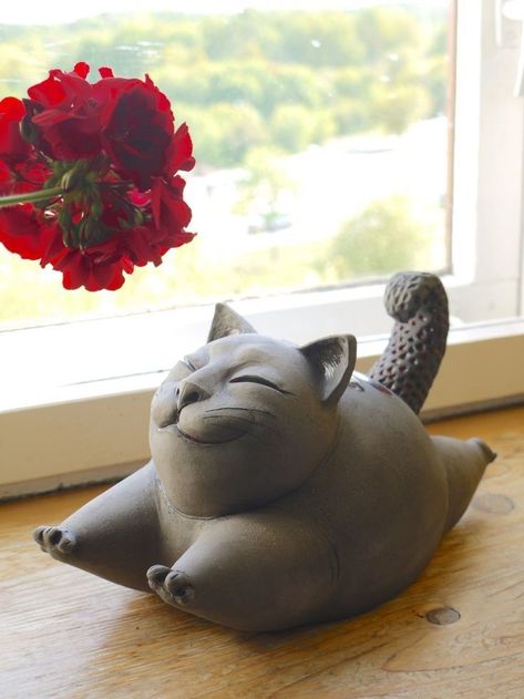 Black Funny, Art Projects For Adults, Pottery Animals, Ceramic Art Sculpture, Cat Sculpture, Sculptures Céramiques, 강아지 그림, Ceramic Cat, Clay Animals