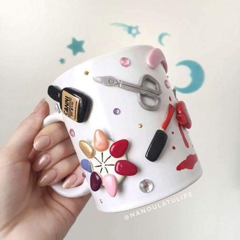 Polymer Clay Nail Art, Fimo Mug Ideas, Diy Mug Designs, Polymer Clay Gifts, Nail Salon Decor, Nail Salon Design, Mug Crafts, Nail Art Studio, Nail Logo