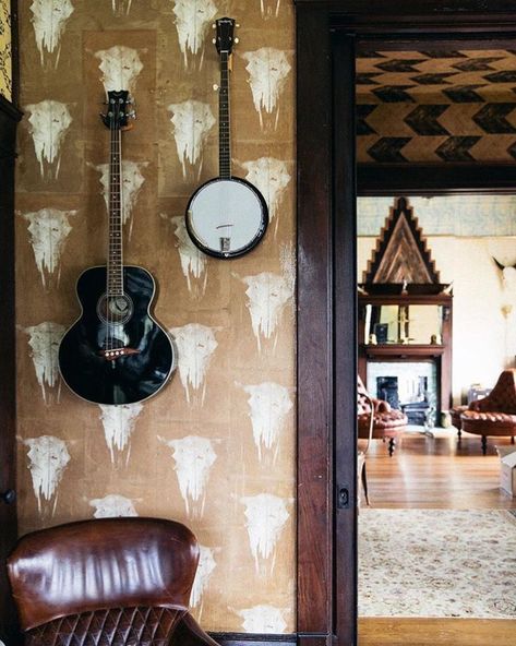 Modern Western Home Decor, Western Interior, Gypset Style, Cowboy Decorations, Urban Cowboy, Modern Mountain Home, Guitar Wall, Modern Western, Western Homes