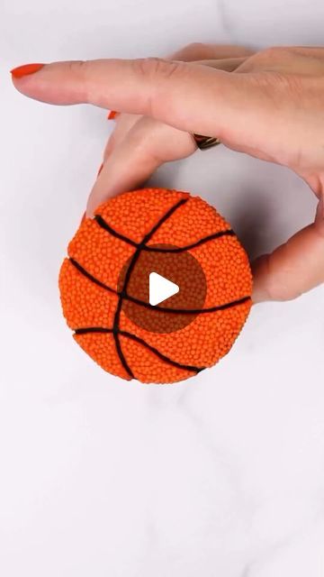 FiestaCake Supplies on Instagram: "We show you this #EasyTutorial, enjoy this delicious creation 🏀🧡

This amazing cupcake created by @lindseybakedthis 🥰 

👉🏻 Remember, where you can find everything you need in one place, in one visit, to make a cupcake like this or any kind. It's #FiestaCakeStore! 💕⁣⁣⁣⁣⁣ Available:
* Orange Nonpareils 3.8 Oz $2,99
* Cupcake cases from $4,99
* .. And other #supplies 🎁

#bakestagram #sprinklesfordays #sprinklesmoments #caketutorials #cupcakedecorating  #basketfan #cupcakeart #basketball🏀 #stephencurry" Basketball Cupcakes Ideas, Jordan Cupcakes, Sports Cupcakes, Basketball Cupcakes, Sport Cupcakes, Cupcake Toppings, Frosting Ideas, Sports Cookies, Cupcakes For Men