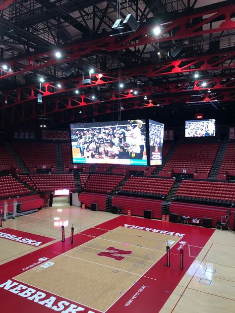 Stanford University Volleyball, Stanford Volleyball Aesthetic, Nebraska Huskers Volleyball, Nebraska Volleyball Aesthetic, Nebraska Volleyball Wallpaper, College Volleyball Aesthetic, Volleyball Nebraska, Volleyball Stadium, Stanford Volleyball