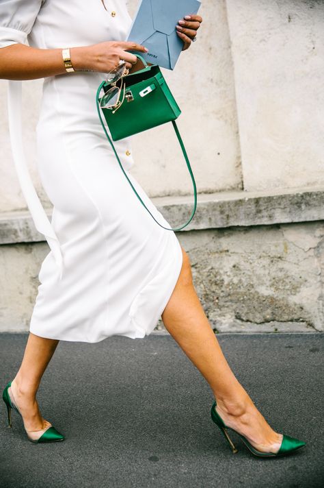 The Best Street Style From Milan Fashion Week Milan Fashion Week Spring 2020, Hermes Kelly Bag, Green Purse, Kelly Bag, The Best Street Style, Hermes Handbags, Best Street Style, Black Women Fashion, Outfits Winter