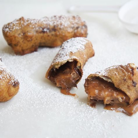 kylene88's Deep-Fried Mars Bars remind us of the local fish and chip shop in summer. Deep Fried Mars Bar, Fried Mars Bar, Deep Fried Mars Bars, Scottish Desserts, Creamy Dipping Sauce, Food Polls, Mars Bars, Chocolate Peanut Butter Brownies, Salted Caramel Popcorn