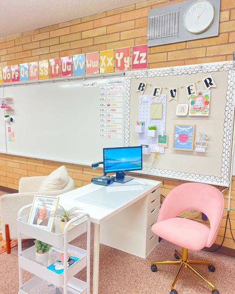 All Posts • Instagram Small Classroom Setup Elementary, Teacher Desk Setup, Set Up Classroom, Teacher Desk Areas, Speech Classroom, Classroom Vibes, Teacher Goals, Classroom Setup Elementary, Teaching Classroom Decor