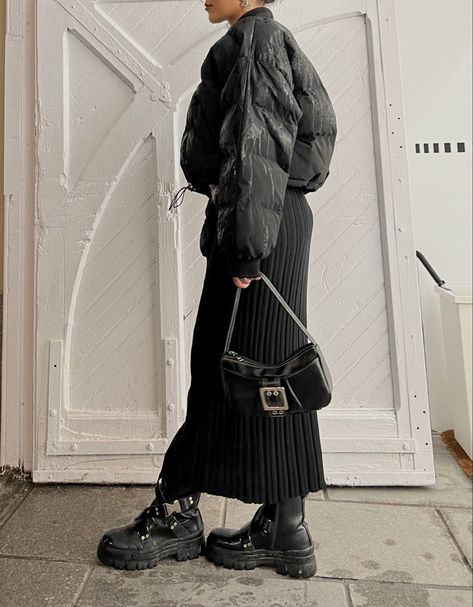 Long Skirt Outfits Black, Black Skirt Outfit Aesthetic, Puffer Jacket Outfit Aesthetic, Outfits With Puffer Jackets, Black Puffer Jacket Outfit, Outfits Long Skirt, Puffer Jacket Outfits, Black Outfit Ideas, Skirt Outfits Aesthetic