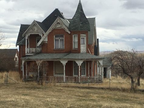 Farm Inspiration, Haunted Locations, Abandoned Homes, Forgotten Places, Farm Houses, In The Middle Of Nowhere, Grey Houses, This Old House, Middle Of Nowhere