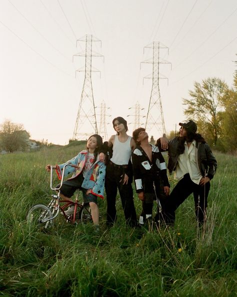 “Urban Gardens” the Kodak film edition on Portra 400 inspired by 90s-2000s culture. No social media, no cell phones just friends hanging out at the park. Nostalgic indie films of the 90s & 2000s. . In frame @elizab3thfarmer @vinnie.song @aspenbarnhill @hippollypocket @ejayamor Special thanks to @meg_millzzz for the vintage lowrider bike 🚲 . . #younglove #editorialphotography ##cinematiclook #photocinematic #creativephoto #indiefilmmaking #springlove #seattlephotography #90sphotography #f... 90s Lifestyle Photography, 90s Street Photography, 2000s Culture, No Cell Phones, Nostalgic Photography, No Social Media, Indie Filmmaking, Seattle Photography, Band Photoshoot