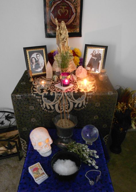 Altar para los Antepasados Alter For Ancestors, Altar For Ancestors, Ancestors Altar, Hekate Statue, Ancestor Altar, Witches Wheel, Samhain Altar, Blessed Samhain, Altar Cloth Pagan