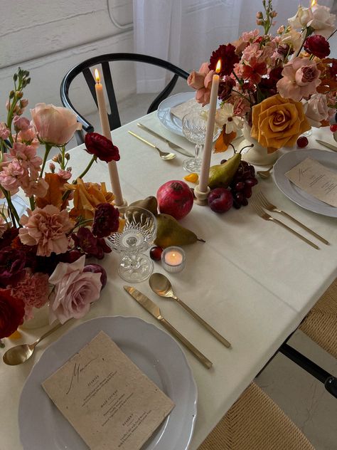 Fall tablescape for wedding including fruit. moody, fun and flirty florals in shades of pink, red and orange Burgundy And Orange Shades Wedding, Dark Pink Fall Wedding, Pink Thanksgiving Tablescape, Fall Wedding Florals Color Schemes, Fruit Tablescape Wedding, Fall Pink Wedding, Round Table Wedding, Blush Fall Wedding, Autumn Wedding Colors