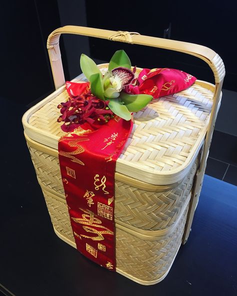 Chinese New Year flowers basket gift Cny Gift Ideas, Chinese New Year Gift Box Design, Chinese New Year Hampers Ideas, Imlek Hampers, Chinese New Year Flowers, Chinese New Year Hampers, Wrapping Flowers, Chinese New Year Flower, Chinese Packaging