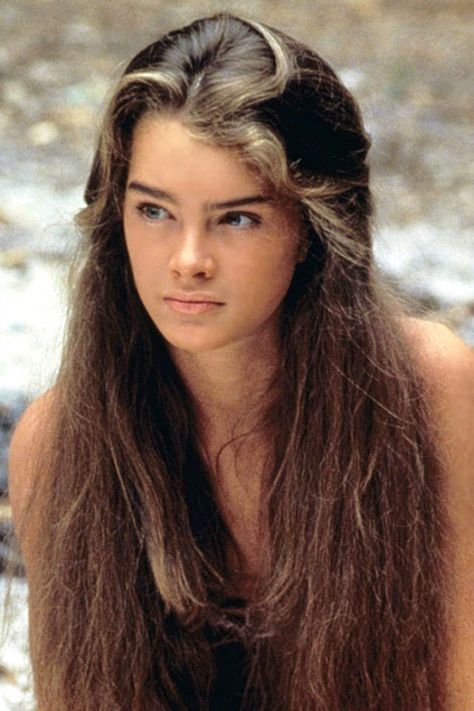 Brooke in a scene from the movie "The Blue Lagoon", 1980. Brooke Shields Blue Lagoon, Blue Lagoon Movie, Brooke Shields Young, Richard Avedon, Brooke Shields, Sandra Bullock, Beauty Icons, Character Ideas, 영감을 주는 캐릭터