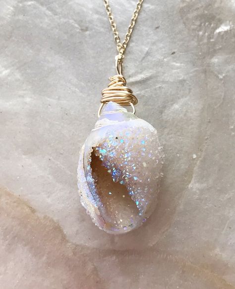 Art Coquillage, Candy Necklace, Candy Necklaces, Shell Crafts Diy, Seashell Jewelry, Seashell Crafts, Shell Necklace, Shell Jewelry, Shell Crafts