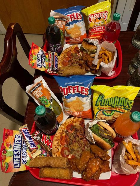 Sleepover Food Dinner, Sleepover Snacks, Movie Night Food, Candy Board, Soul Food Dinner, Sleepover Food, Night Food, Junk Food Snacks, Food Babe