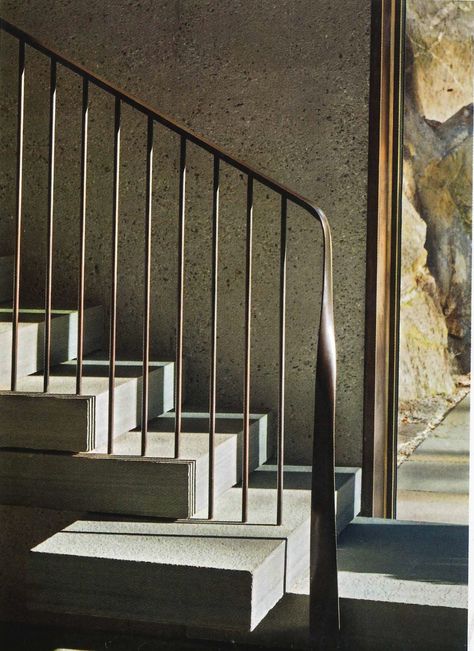 Art Deco Handrail, Metal Handrail Design, Mid Century Modern Handrail, Bronze Railing Stairs, Neoclassical Stairs, Modern Metal Railings Indoor, Rounded Corners On Walls, Bronze Stair Railing, Stair Guardrail