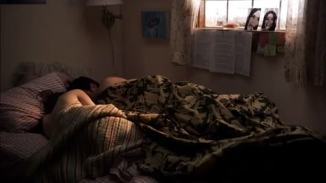 Trashed Apartment Aesthetic, Fiona Shameless Aesthetic, Dingy Apartment Aesthetic, Trashy Bedroom, Trashy House, Trashy Apartment, Fiona Gallagher Aesthetic, Rundown Apartment, Shameless House