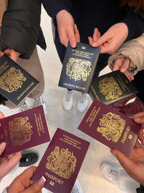 Italy Group Photo, School Abroad Aesthetic, France School Trip, School Trip To France, School Trip To Italy, Spain School Aesthetic, School Trip To Paris, Iceland School Trip, Uk Passport Aesthetic