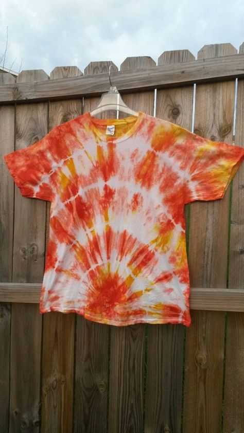 Incredibles Shirt, Diy Tie Dye Designs, Tie Dye Patterns Diy, Yellow Tie Dye, Orange Tie Dye, Homemade Food Gifts, Tie Dye Maxi Skirt, Tie Dye Crafts, Tie Dye Techniques