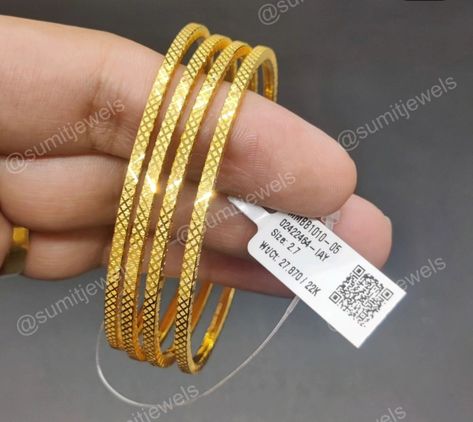 Gold Bangles Design For Daily Use, Dubai Gold Bangles, Simple Gold Bangle, Plain Gold Bangles, Gold Bangles Indian, Wedding Jewelry Sets Bridal Jewellery, Antique Necklaces Design, Gold Jewelry Outfits, Gold Bangles For Women