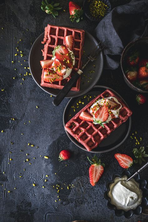 Einfaches Rezept für knusprige Waffeln mit Erdbeeren im Teig und als Topping. Absolut lecker!   #erdbeeren #waffeln #redvelvet #rezept Red Velvet Waffles, Desserts Im Glas, Potato Waffles, Crepes And Waffles, Sweet Potato Waffles, Fluffy Waffles, Strawberry Waffles, Köstliche Desserts, Waffle Recipes