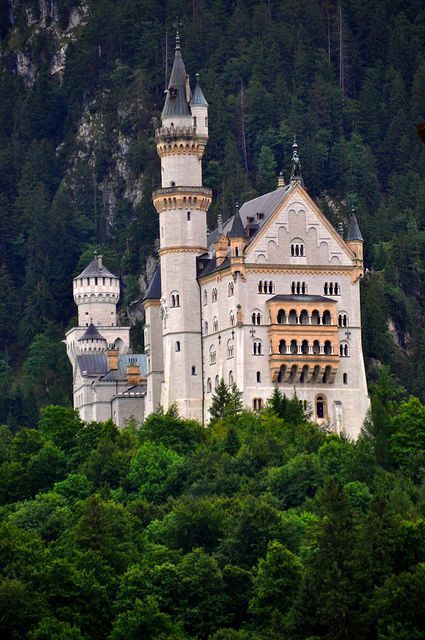 My trip to Neuschwanstein Castle in Bavaria - L' Essenziale Castle Bavaria, Real Castles, Castle Germany, Chirstmas Decor, Europa Park, Old Castle, Chateau Medieval, Famous Castles, Neuschwanstein Castle