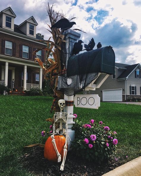 Halloween Mailbox Decorations, Fall Mailbox Decor, Halloween Mail, Mailbox Decorations, Halloween Garage, Scary Halloween Decorations Diy, Halloween Outside, Mailbox Decor, Halloween Decorations Diy Outdoor