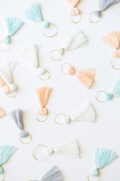 DIY Tassel Wine Charms / Easy DIY / Party Ideas Wine Charms Diy, Pompon Diy, Tassel Diy, Colorful Tassels, Entertaining Tips, Diy Party Favors, Diy Tassel, Easy Entertaining, Gift Diy