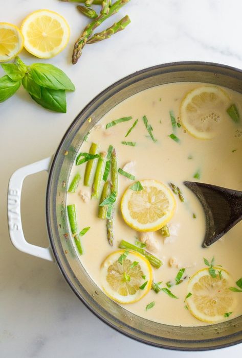 You'll love the creamy texture and flavor of this delicious lemon chicken and asparagus soup! It's perfect to welcome spring. Paleo, Keto, Whole30 Lemon Chicken And Asparagus, Garlic Asparagus, Milk Chicken, Lemon Basil Chicken, Chicken And Asparagus, Food Savory, Lemon Asparagus, Creamy Lemon Chicken, Asparagus Soup