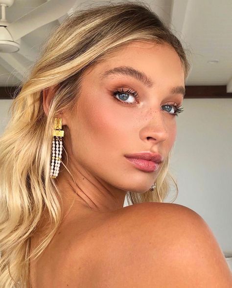 NUDESTIX on Instagram: “BRONZE + SCULPT 💫 @serenawylliemakeup uses our Nudies Bronzer in Bondi Bae to contour and sculpt the babeboss @harmonyabell’s face! Shop…” Soft Glam Boho Makeup, Super Natural Prom Makeup, Bridesmaid Makeup Yellow Dress, Glowy Makeup Bronze Formal, Sun Kissed Wedding Makeup, Light Prom Makeup For Blue Eyes, Prom Make Up Natural, Light Prom Makeup Natural, Make Up Looks For Blondes