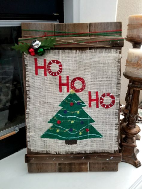 painting on burlap tutorial Shiplap Signs Diy Christmas, Diy Burlap Signs, Diy Believe Christmas Sign, Rustic Christmas Tree Signs, Christmas Barnwood Signs, Christmas Projects For Kids, Christmas Signs Diy, Crochet Christmas Hats, Burlap Signs