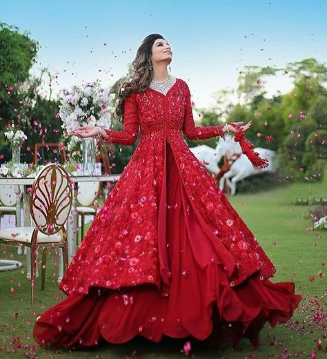 Western Dress भारतीय दुल्हन संबंधी, Dulhan Makeup, डिजाइनर कपड़े, Red Bridal Dress, Party Wear Gown, Latest Bridal Dresses, Pakistani Fancy Dresses, Bridal Dress Fashion, Simple Pakistani Dresses