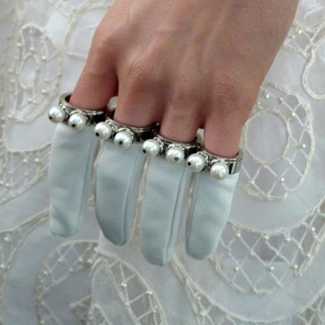 Alexander McQueen finger gloves - Rings And Bracelets, Catty Noir, Fashion Gloves, Fashion Details, Look Fashion, Fashion Art, Alexander Mcqueen, Close Up, Silver Bracelet