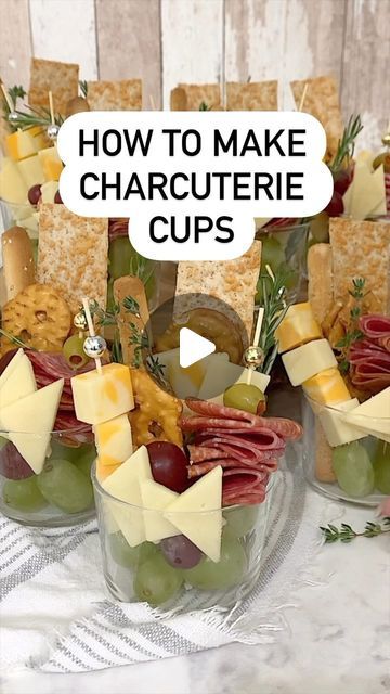 New Years Charcuterie Cups, Veggie Cup Appetizers, Pasta Salad Cups Wedding, Champagne Cup Charcuterie, Wedding Appetizer Cups, Drinks And Appetizers Parties, Charcuterie Cup Ideas For Wedding, Small Charcuterie Cup Ideas, Chucuttery Cup Ideas