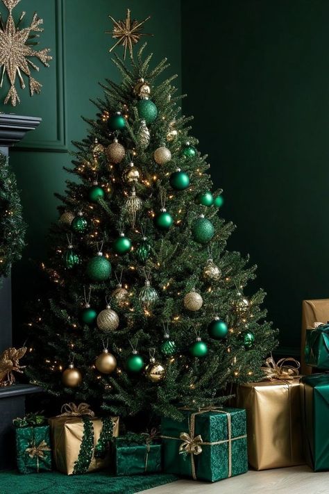 Christmas Tree Ideas Emerald Green, All Green Christmas Tree, Christmas Tree Green Decorations, Emerald Green And Gold Christmas Tree, Green Decorated Christmas Tree, Green And Gold Christmas Tree, Green And Gold Christmas, Green Christmas Tree Decorations, Christmas Tree Decorations Ideas