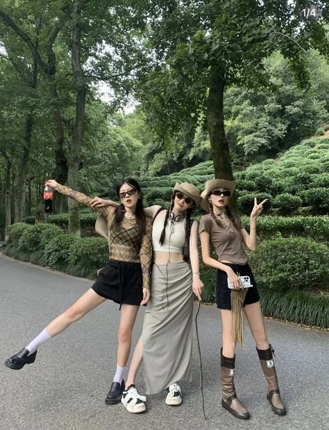 Zoo Outfit, Cute Hiking Outfit, Coordinates Outfits, Outfit Korean, Everyday Fashion Outfits, Tomboy Style Outfits, Friend Poses, Tomboy Fashion, How To Pose