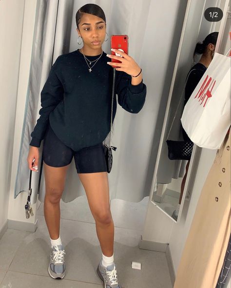 Black Sweat Shorts Outfit, Black Crewneck Outfit, Shorts And Sweatshirt Outfit, Crewneck Outfit Aesthetic, Sweat Shorts Outfit, Summer Outfits Athletic, Leisure Wear Women, Birthday Outfit For Teens, Crewneck Outfit