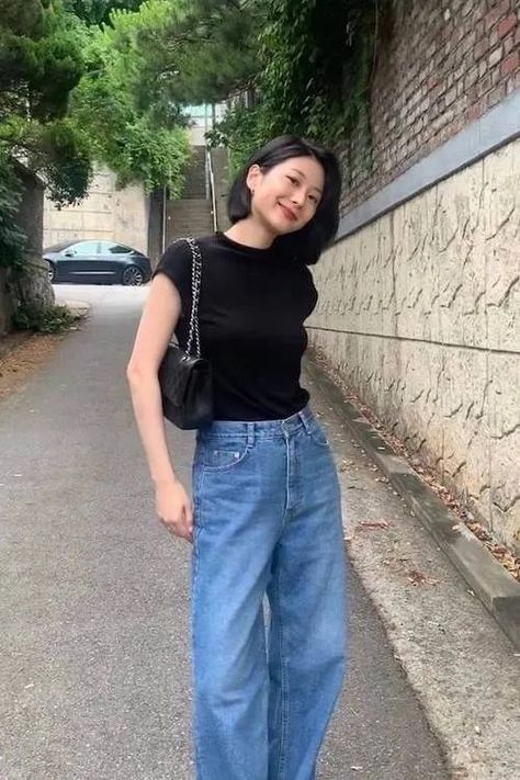 The gauze material is very beautiful. Beach Outfit Street Styles, Asian Capsule Wardrobe, Korean Street Style Women Summer, Japanese Fashion Women Summer, Simple Ootd Casual, Jeans Beach Outfit, Outfits To Look Expensive, Korean Street Fashion Summer, Korean Simple Outfits