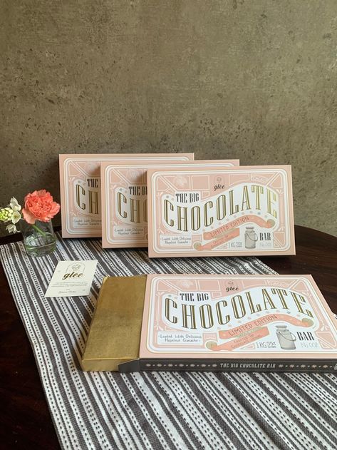 Vintage Packaging Design, Chocolate Bar Design, Snacks Packaging, Chocolate Bar Wrapping, Chocolate Packaging Design, Bakery Design Interior, Chocolate Pack, Big Chocolate, Swiss Chocolate