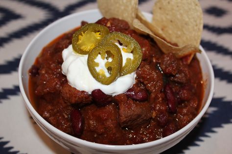 This classic chili is perfect for tailgating. Don't forget the tortilla chips, cheese, sour cream and jalapenos on top. If you're having company over for the game, just leave the chili on the stove and put the toppings out so your guests can serve themselves. Chili Recipe Food Network, Chili On The Stove, Venison Chili Recipe, Pressure Cooker Chili, Emeril Recipes, Emeril Lagasse Recipes, Seafood Gumbo Recipe, Venison Chili, Seafood Gumbo