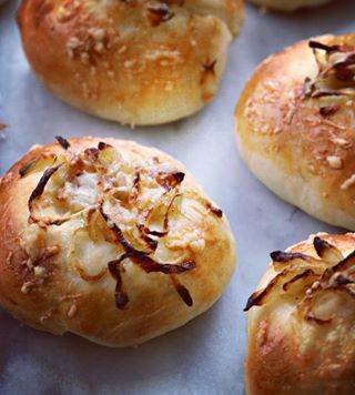 Bialy Recipe, Twinkie Cake, Onion Rolls, Saskatoon Berry, Small Pizza, Breads & Buns, Bun Recipe, Bread Recipes Homemade, Creamed Mushrooms