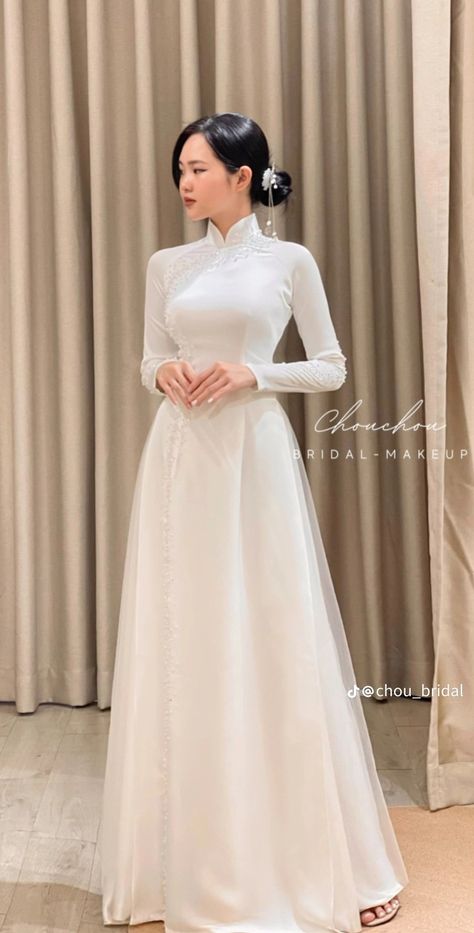 Vietnamese White Wedding Dress, Viet Traditional Wedding Dress, Modern Vietnamese Wedding Dress, Tea Ceremony Ao Dai, Traditional Vietnamese Wedding Dress, Asian Inspired Wedding Dress, Ao Dai Hair, White Chinese Wedding Dress, White Ao Dai Wedding Dress