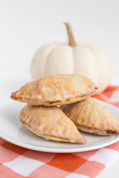 Pumpkin Pasties Easy Fall Baking Recipes, Easy Fall Baking, Pumpkin Hand Pies, Fall Baking Ideas, Harry Potter Pumpkin, Pumpkin Pasties, Pasties Recipes, Cinnamon Glaze, Hand Pie Recipes