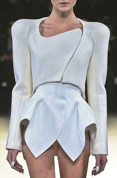 Jacket 2012 Ready To Wear, Structured Fashion, Tom Baker, Sculptural Fashion, Futuristic Fashion, White Outfit, Thierry Mugler, Mode Inspo, Looks Chic