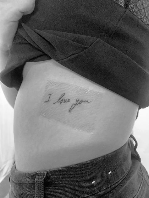 #tattoo #ribtattoo #tattooideas #handwritingtattoo Love You Tattoo Handwriting, I Love You Tattoo Handwriting, I Love You Tattoo, Tattoo Handwriting, Handwriting Tattoos, Love Yourself Tattoo, Rib Tattoo, Small Tattoos, Handwriting