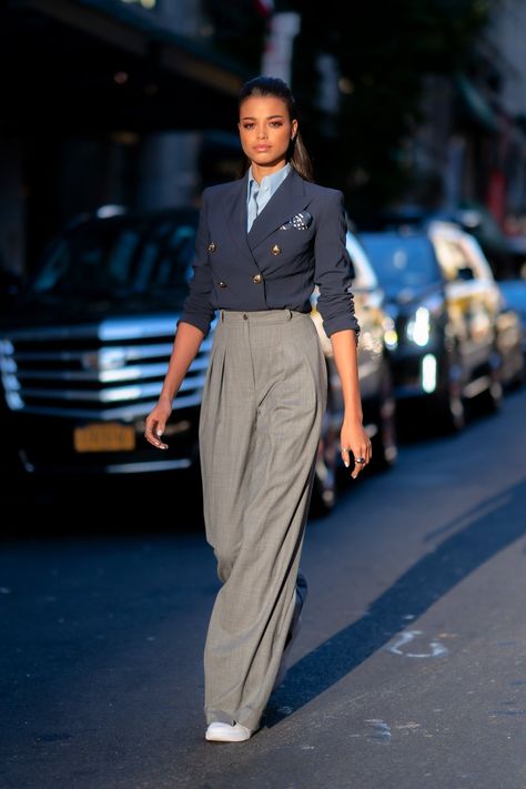 Blk Women, Style Casual Chic, Woman Suit Fashion, Classic Pants, Classy Work Outfits, Stylish Work Outfits, Hairstyles For Short Hair, Corporate Office, Outfit Look